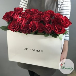 Стильная композиция-сумочка с красными розами