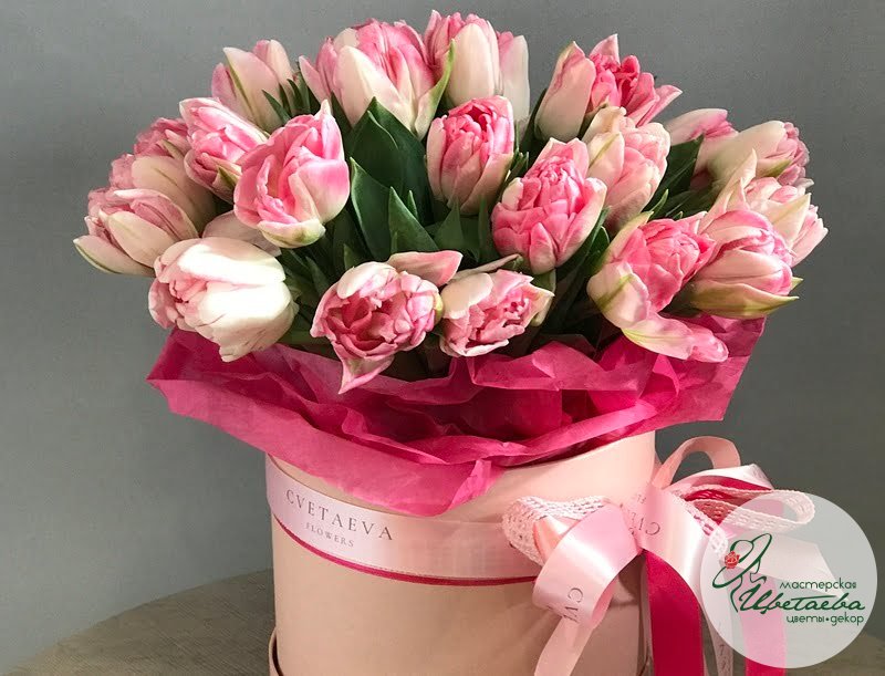 Розовые пионовидные тюльпаны в шляпной коробке на 8 марта