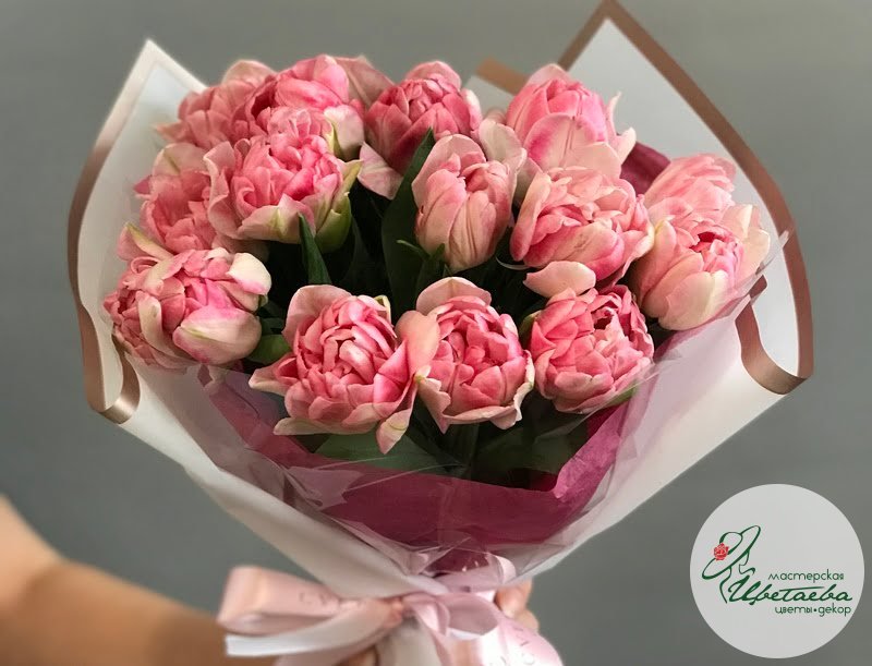 Букет из розовых пионовидных тюльпанов