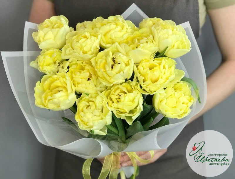 Букет из нежно-желтых пионовидных тюльпанов