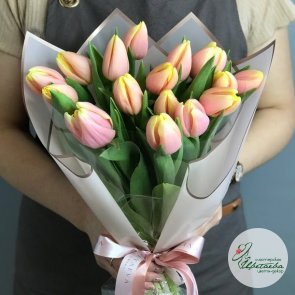 Букет из розово-желтых тюльпанов Манго Шарм