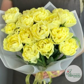 Букет из нежно-желтых пионовидных тюльпанов