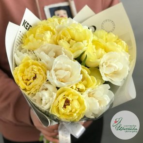 Букет для дочки из ярких пионовидных тюльпанов 