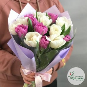 Букет из белых и фиолетовых пионовидных тюльпанов