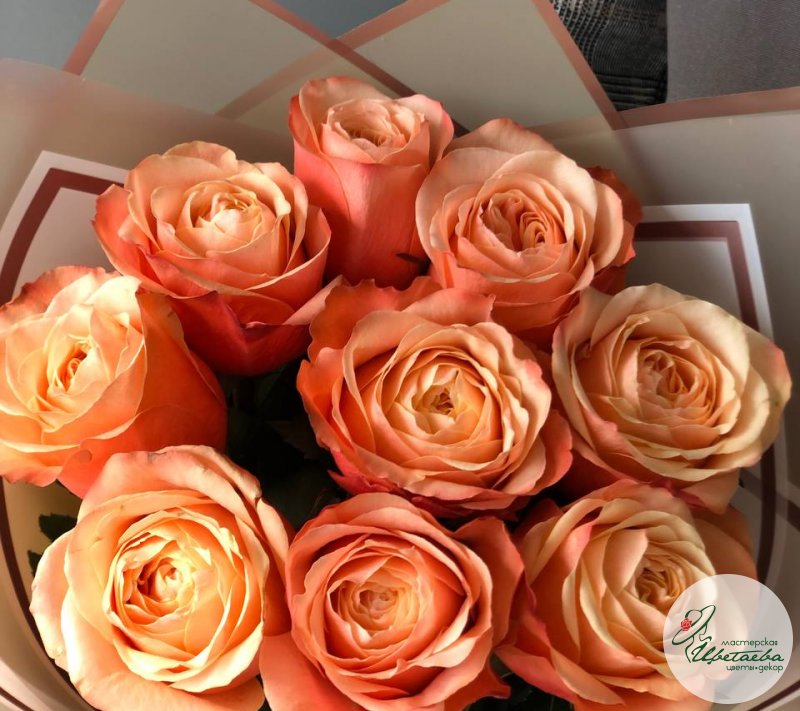Яркий букет из пионовидных роз