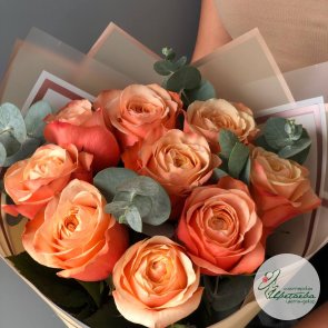 Яркий букет из пионовидных роз