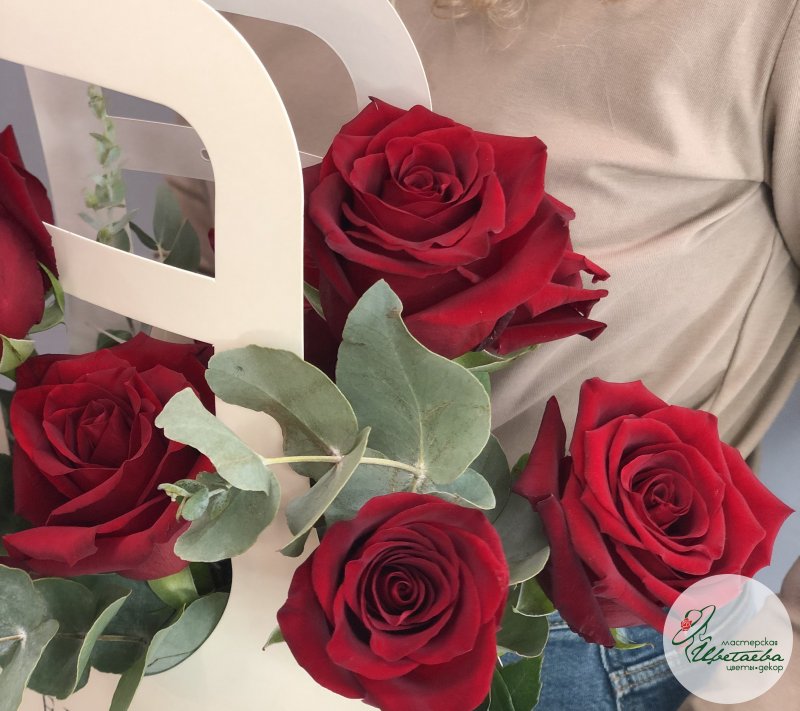 Красные розы с эвкалиптом в цветочной сумочке