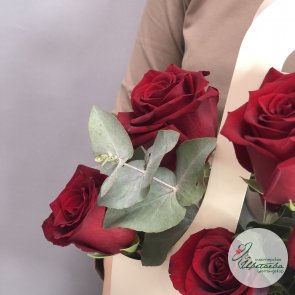 Красные розы с эвкалиптом в цветочной сумочке