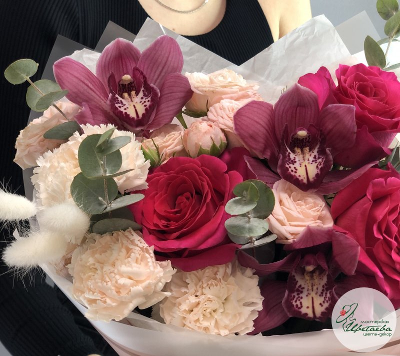 Яркий букет с розами и орхидеей Цимбидиум
