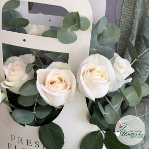 Белые розы с эвкалиптом в цветочной сумочке