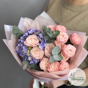 Букет «Цветочный дуэт» с гортензией и кустовой розой