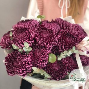Букет из больших пурпурных хризантем с атласной лентой и эвкалиптом