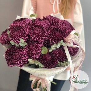 Букет из больших пурпурных хризантем с атласной лентой и эвкалиптом
