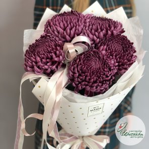 Букет из 5 пурпурных хризантем для мамы