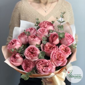 Нежный букет из 15 пионовидных роз с эвкалиптом