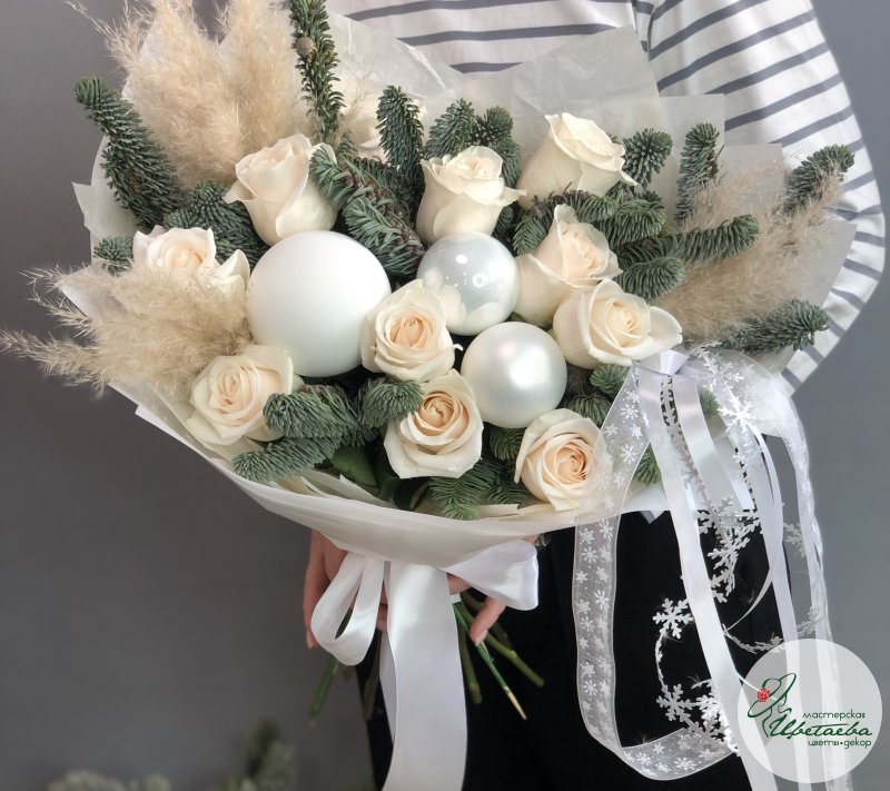 Новогодний букет с розами, нобилисом и кортадерией