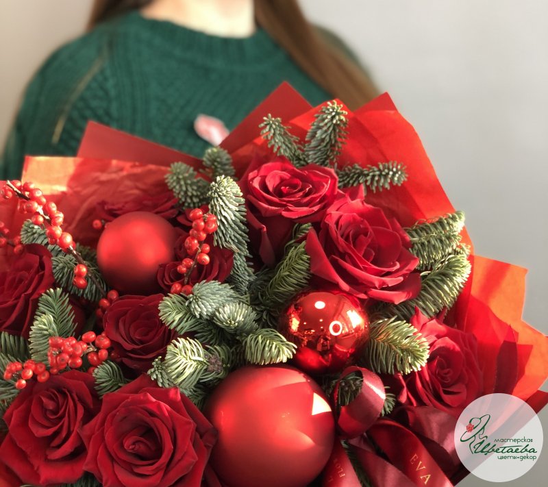 Зимний букет с красными розами, веточками пихты и илексом