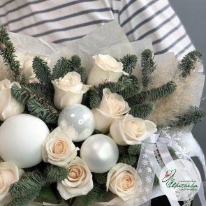 Новогодний букет с розами, нобилисом и кортадерией