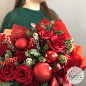 Зимний букет с красными розами, веточками пихты и илексом