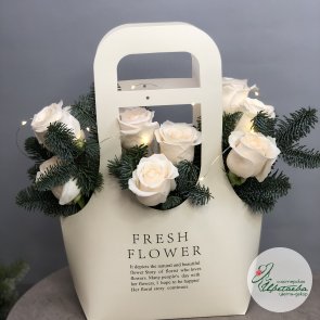 Белые розы с веточками нобилиса в цветочной сумочке