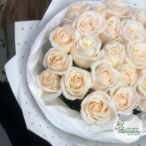 Большой букет из 25 белых роз
