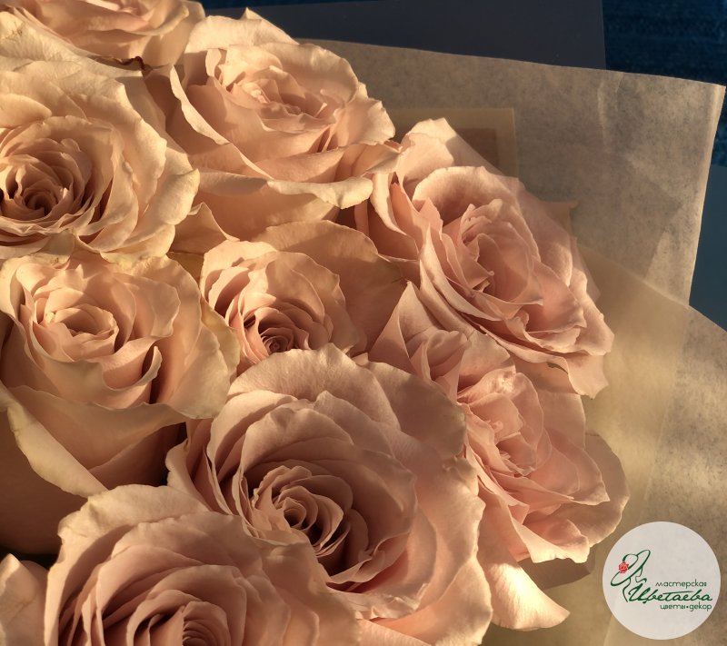 Нежный букет из розовых роз сорта Квиксенд