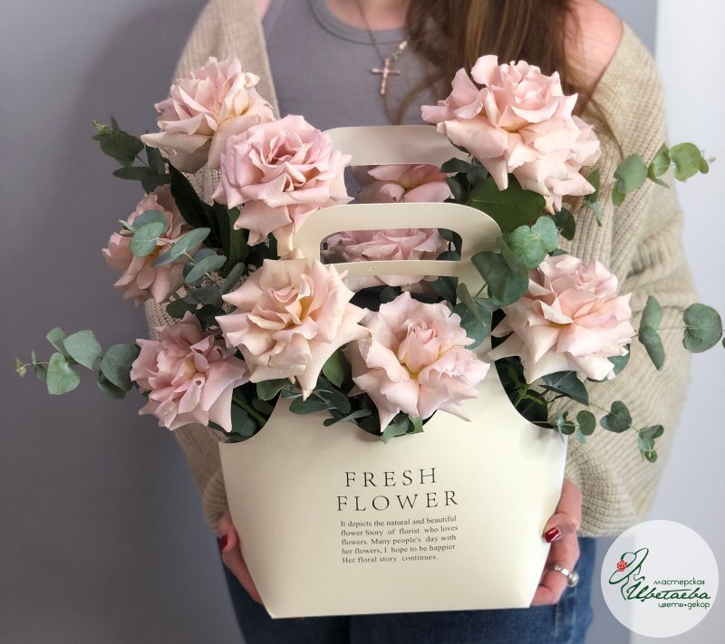 Цветочная композиция в сумочке с французской розой