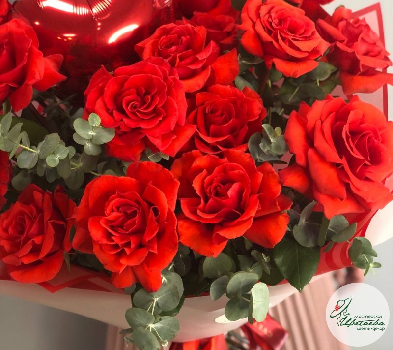 Букет «Алые паруса» из 15 роз с эвкалиптом на день всех влюбленных