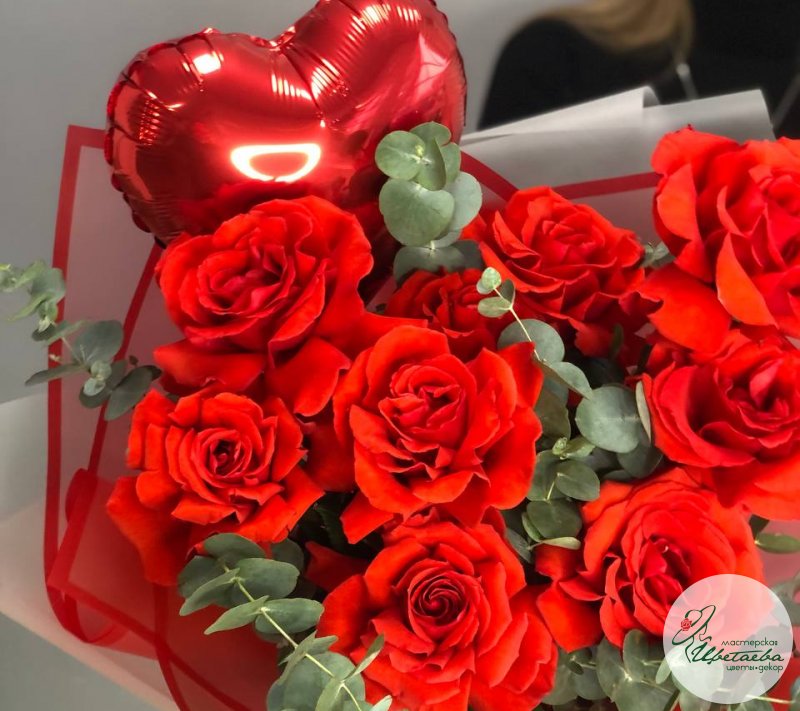 Яркий букет из 9 алых роз с эвкалиптом на день святого Валентина