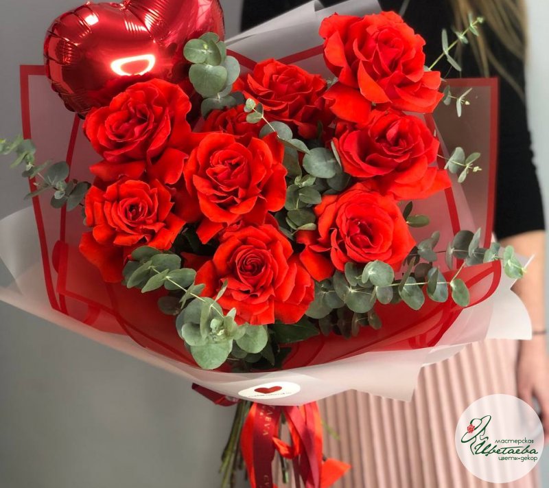 Яркий букет из 9 алых роз с эвкалиптом на день святого Валентина
