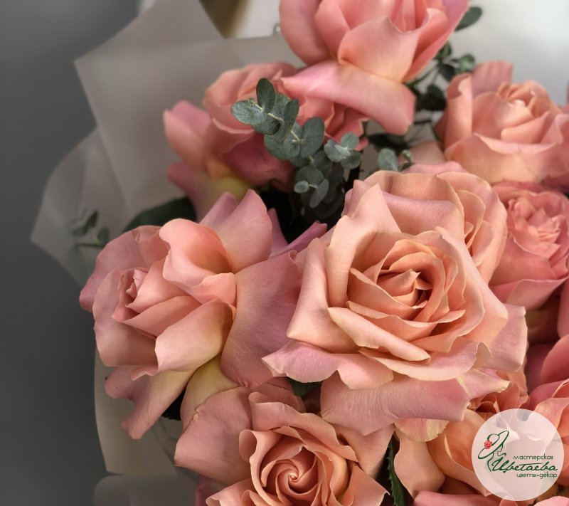 Букет «Розовый вихрь» из 15 французских роз с эвкалиптом