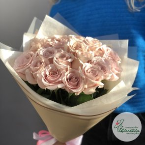 Нежный букет из розовых роз сорта Квиксенд