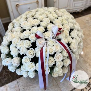 Цветочная корзина из 251 белой розы