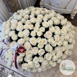 Цветочная корзина из 251 белой розы