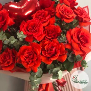Букет «Алые паруса» из 15 роз с эвкалиптом на день всех влюбленных