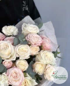 Букет «Крем-брюле» с розами и гвоздикой
