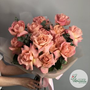 Букет «Розовый вихрь» из 15 французских роз с эвкалиптом