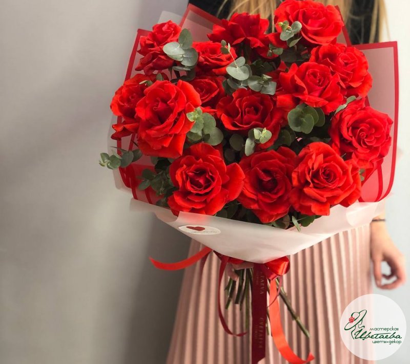 Яркий букет из 15 алых роз для вашей возлюбленной
