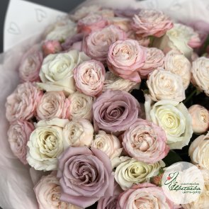 Необычный букет из классических и кустовых пионовидных роз