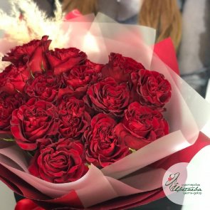 Букет из красных роз «Hearts» с ковылем
