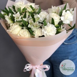 Букет «Белый танец» с розами, альстромерией и гвоздикой