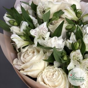 Букет «Белый танец» с розами, альстромерией и гвоздикой