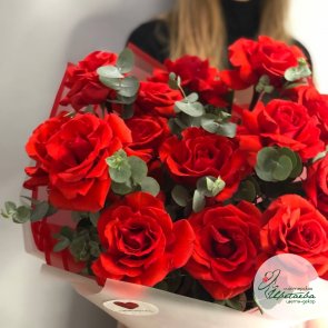 Яркий букет из 15 алых роз для вашей возлюбленной