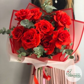 Яркий букет из 9 алых роз для вашей возлюбленной