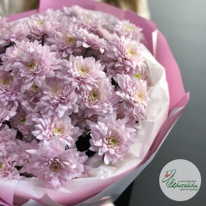 Букет из нежно-розовой кустовой хризантемы