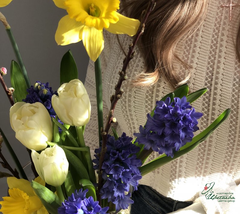 Цветочная композиция «Весенний бриз» в вазе