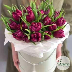 Шляпная коробка с яркими пионовидными тюльпанами