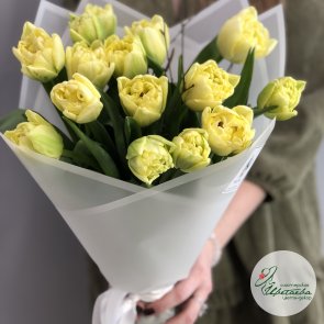 Букет из 15 желтых пионовидных тюльпанов