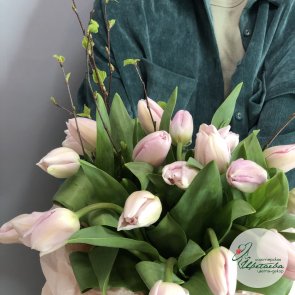 Шляпная коробка из 21 классического тюльпана