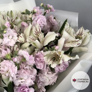 Букет на 1 сентября из маттиолы и альстромерии